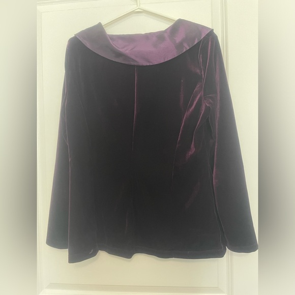 LAURA PETITES stunning velvet and taffeta top with rhinestone broach - Picture 2 of 9